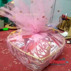 Bestie Kitkat Golden basket with premium cloth wrapping